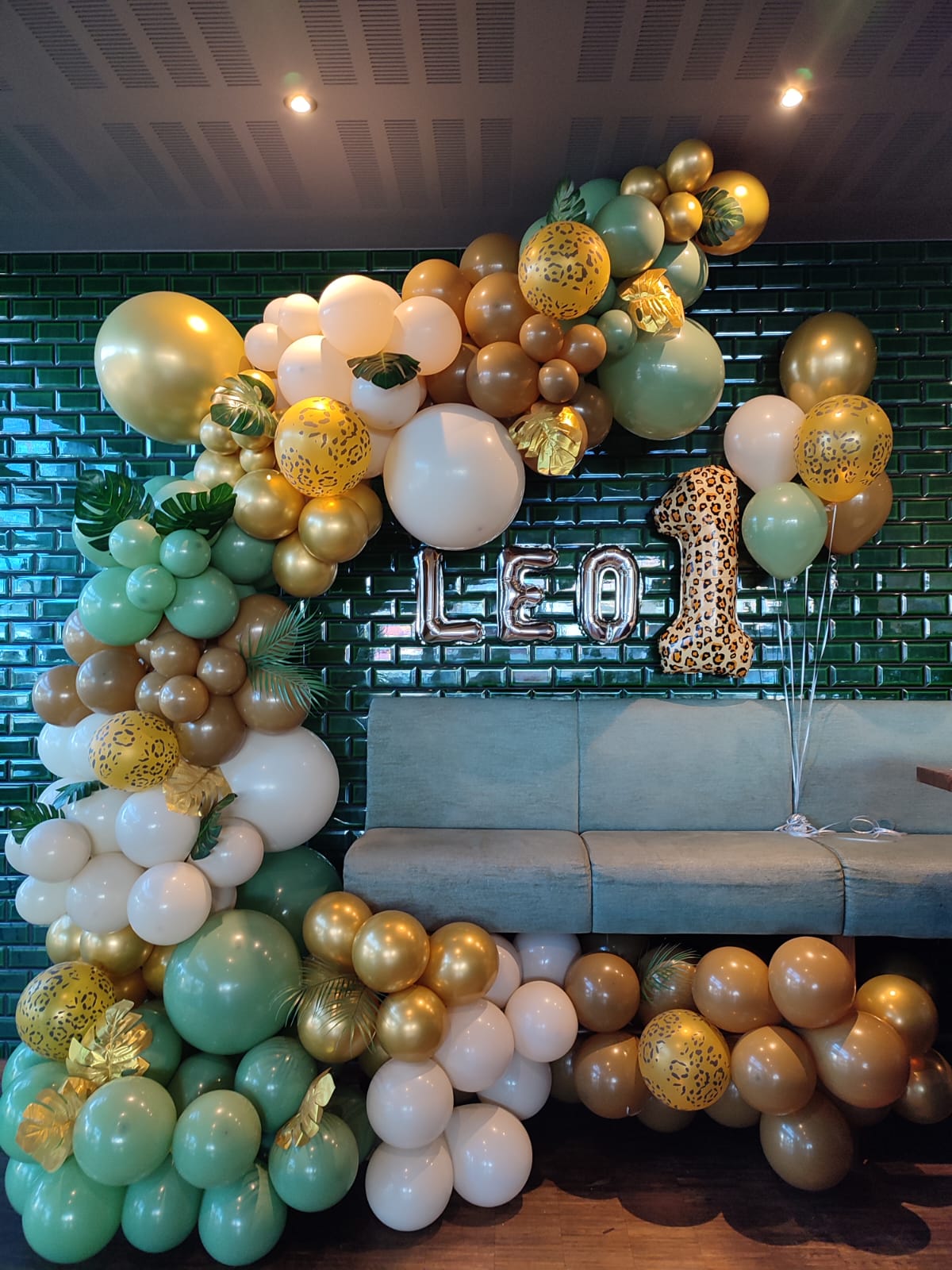 Professionelle Ballongirlande für Geburtstag - Safari Thema mit goldenen und grünen Ballons